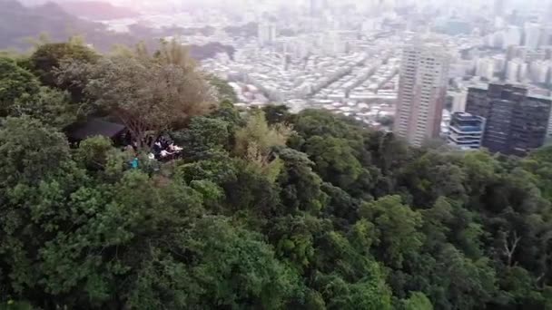 Aerial drone sunset view over Elephant mountain and Taipei city, Tajwan.Niski kąt, ruch paralaksy, HD. - Materiał filmowy, wideo