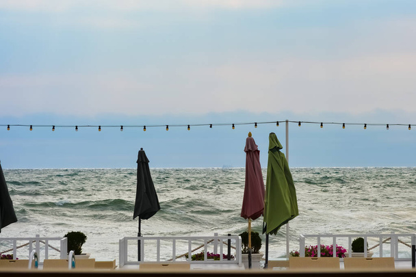 prázdný nábřeží na pozadí kypícího moře - Fotografie, Obrázek