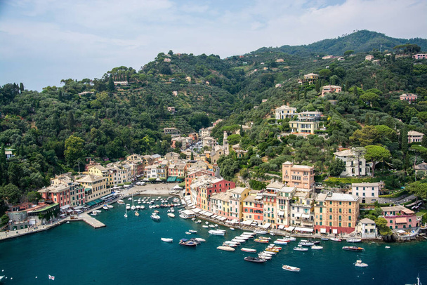 Portofino Liguriában egy olasz halászfalu és üdülőhely híres festői kikötőjéről és történelmi társulásáról hírességekkel és művészekkel.. - Fotó, kép