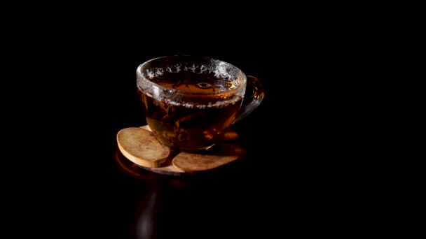 eine Tasse Tee auf dem Tisch. eine transparente Tasse, in der Tee gebrüht wird. - Filmmaterial, Video
