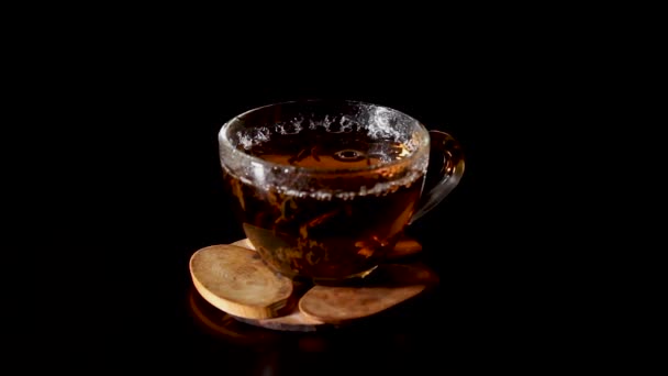 Tee mit einer transparenten Tasse aufbrühen. Hyperlapse Teezubereitung. - Filmmaterial, Video