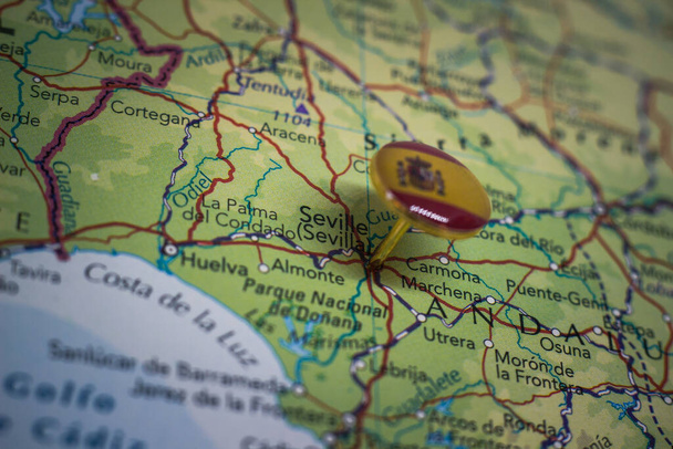 Σεβίλλη καθηλωμένη σε γεωγραφικό χάρτη με σημαία Ισπανίας - Φωτογραφία, εικόνα
