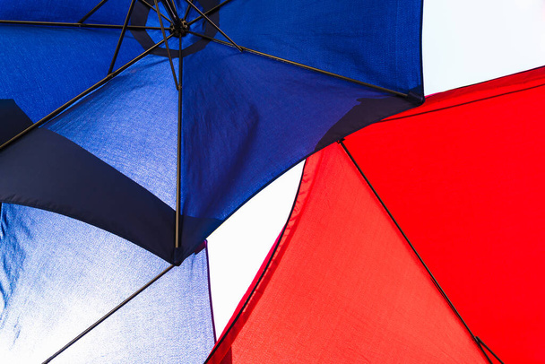 Tkanina z intenzivní červené a modré deštníku. - Fotografie, Obrázek