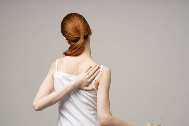 donna t-shirt bianca toccare le spalle con le mani ritagliato vista da vicino - Foto, immagini