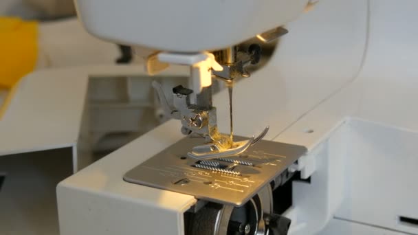 Parte de una máquina de coser. Vista de cerca del pie con una aguja sin hilo - Imágenes, Vídeo