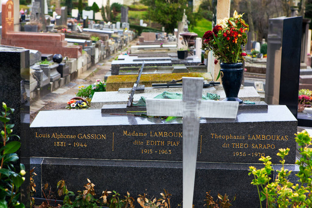 Sepultura da família Edith Piaf no cemitério Pere Lachaise em Paris França  - Foto, Imagem