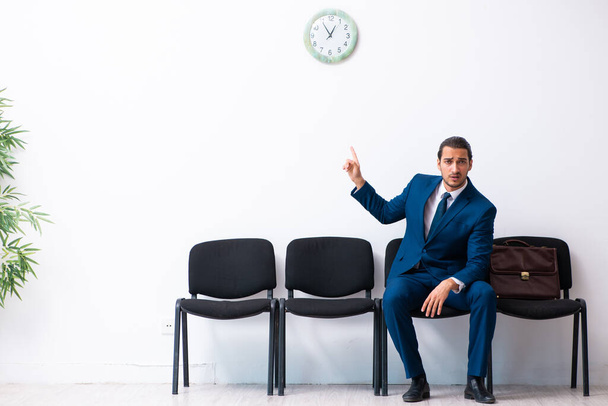 Jovem empresário espera uma entrevista no salão - Foto, Imagem