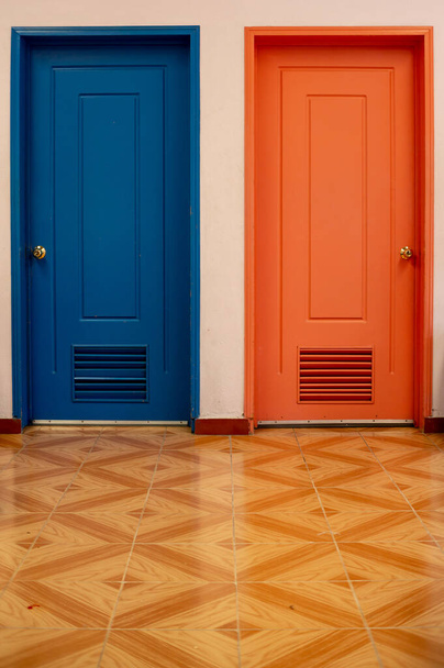gekleurde deuren die een huis sieren - Foto, afbeelding