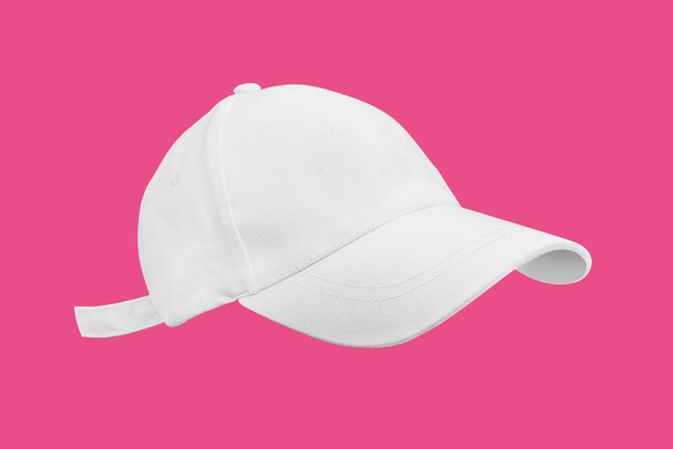 Προβολή προφίλ του λευκού σπορ καπέλο mockup με αντίγραφο χώρο που απομονώνονται σε ροζ φόντο - Φωτογραφία, εικόνα