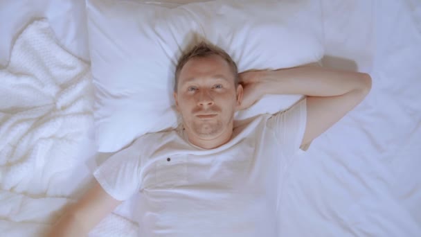 jongeman wakker in slaapkamer - Video