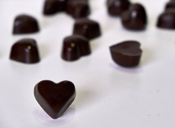 chocolate semidulce y chocolate con leche chocolates rellenos de leche de coco, en forma de corazones - Foto, imagen