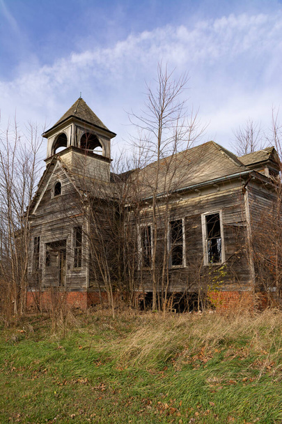 Régi elhagyatott iskola Illinois-ban. Elmira, Illinois, Amerikai Egyesült Államok - Fotó, kép