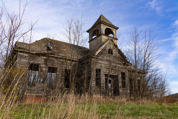 Old abandoned schoolhouse in rural Illinois.  Elmira, Illinois, USA - Valokuva, kuva