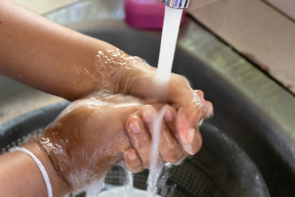 Seife auftragen und mit sauberem fließendem Wasser waschen - Foto, Bild