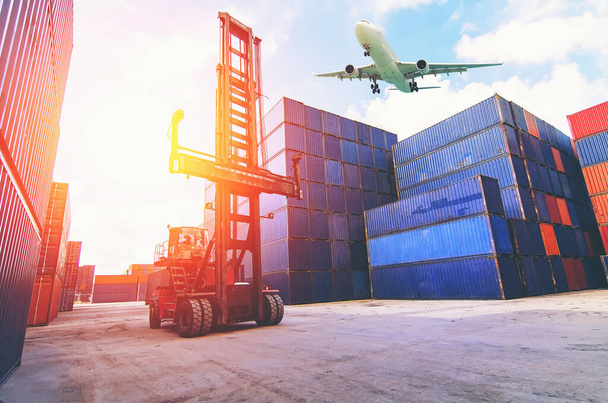 descarga de servicios de contenedores en los transportes marítimos en la logística mundial - Foto, Imagen