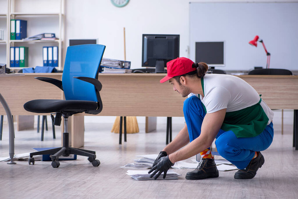 Νέος εργολήπτης καθαρίζει το γραφείο - Φωτογραφία, εικόνα