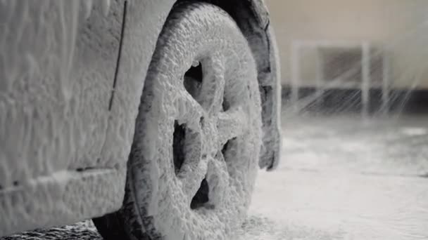 洗車時の自動車の車輪の圧力下で泡 - 映像、動画