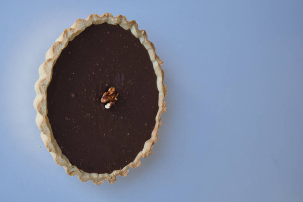 Toffee taart met sabel deeg, pure chocolade en walnoot - Foto, afbeelding