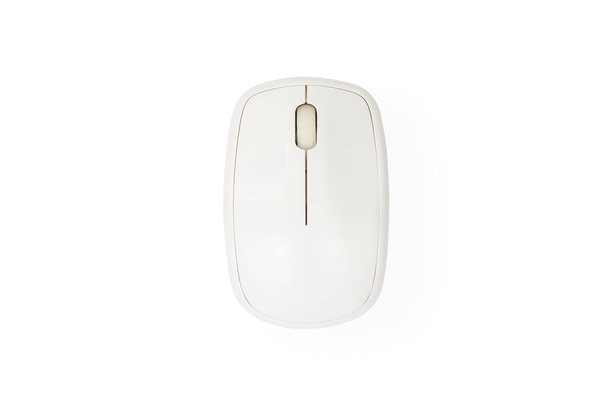クリッピングパスを持つ白い背景に隔離された白いコンピュータのマウス。トップビュー. - 写真・画像