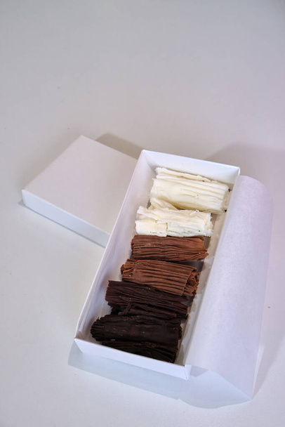 Ρολά σοκολάτας. Σοκολάτα καυσόξυλα. σπιτικά, σκούρα, άσπρα και σοκολατένια ξυλάκια γάλακτος - Φωτογραφία, εικόνα
