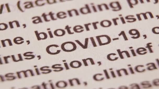 Макро-кадр слова "covid-19" выделен желтым маркером. Концепция здоровья и безопасности, COVID 19 coronavirus карантин, защита от вирусов - Кадры, видео