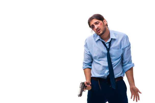 Занепокоєний молодий працівник чоловічої статі тримає пістолет
 - Фото, зображення