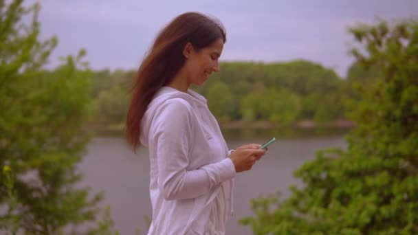 турист с помощью приложения на смартфоне в весеннем городе - Кадры, видео