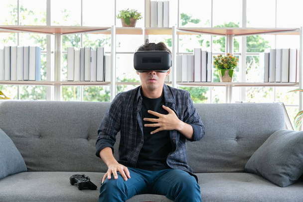 BANGKOK, THAILANDIA-24 ottobre: L'uomo asiatico indossa cuffie 3D per la realtà virtuale e ha paura di qualcosa. - Foto, immagini