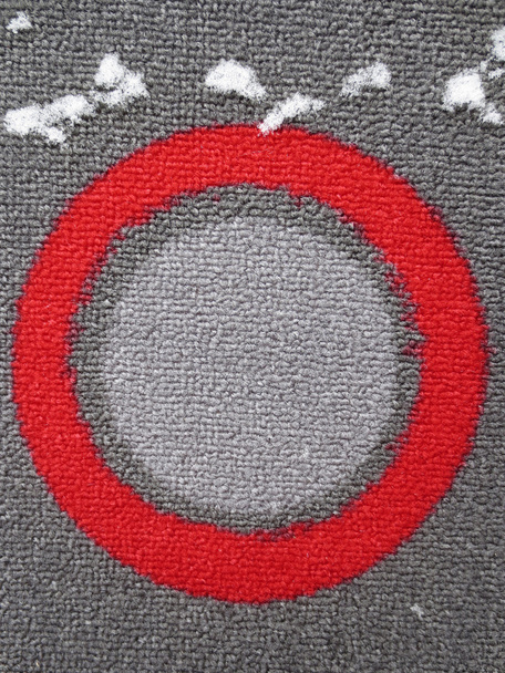 concept-cirkels-13 rode cirkel waarin bleek en donkerder grijze cirkels. tapijt patroon. moderne kunst met een vleugje van sneeuw. - Foto, afbeelding