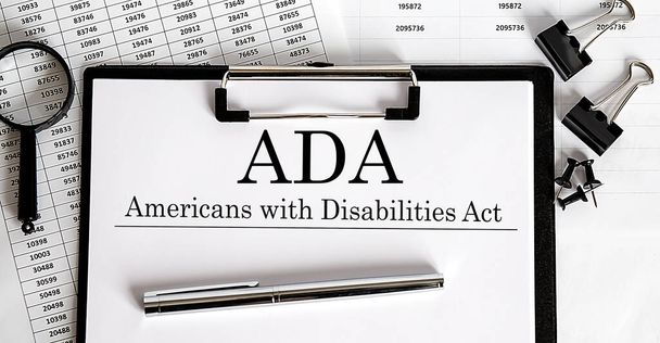 Έγγραφο με τους Αμερικανούς με αναπηρία Πράξη ADA στο τραπέζι - Φωτογραφία, εικόνα