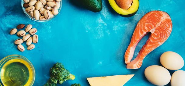 Régime Keto, nourriture sur fond bleu. Concentration sélective.Nature - Photo, image