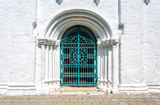 Vecchia cattedrale cancello in metallo forgiato con manopole in ferro - Foto, immagini