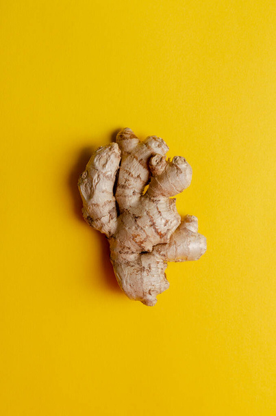 fresh Ginger root on yellow background. Top view - Foto, immagini