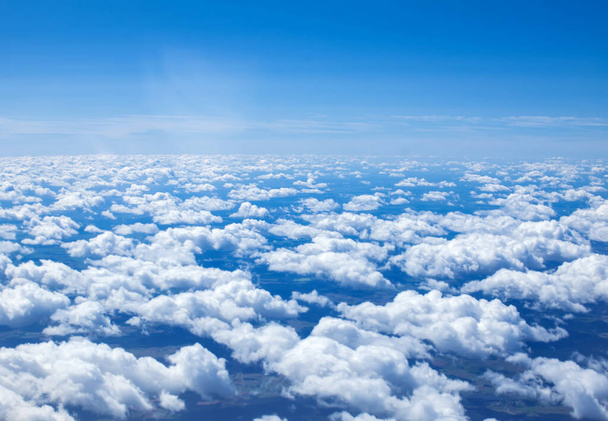 Sininen taivas ikkunan ulkopuolella taso, tavallinen ilma-aluksen ikkuna pehmeä valo ja valkoinen tasainen pilvi. - Valokuva, kuva