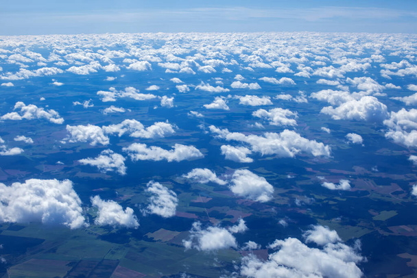 Belle vue sur les nuages cumulus avec atmosphère ensoleillée du jour depuis la fenêtre de l'airplain - Photo, image