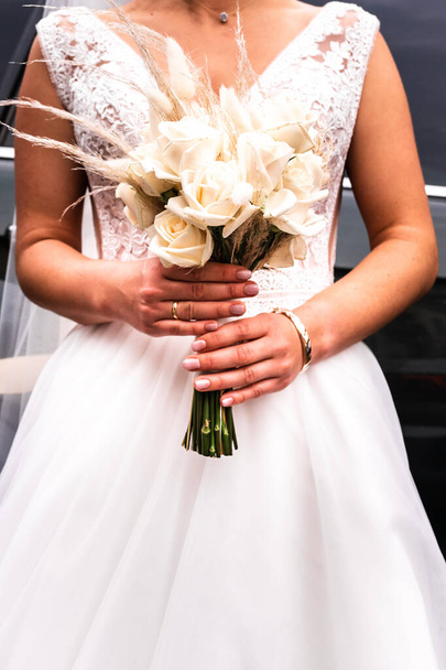 Le meilleur cadeau pour la mariée, un bouquet de fleurs de mariage, un bouquet de la mariée et des demoiselles d'honneur au mariage.2020 - Photo, image
