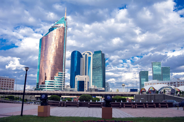 Astana, Kazakistan. Şehrin merkezi, gökdelen, sokak. - Fotoğraf, Görsel