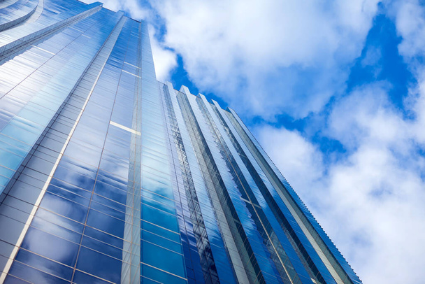 Architecture moderne de bâtiment de Bussines avec ciel bleu et nuages - Photo, image