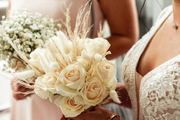 Το καλύτερο δώρο για τη νύφη, ένα γαμήλιο μπουκέτο από λουλούδια, ένα μπουκέτο από τη νύφη και τις παράνυμφες κατά τον γάμο.2020 - Φωτογραφία, εικόνα