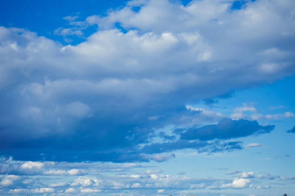 Mavi arkaplanı olan güzel bulutlar. Doğa, hava, bulut mavi gökyüzü ve güneş - Fotoğraf, Görsel