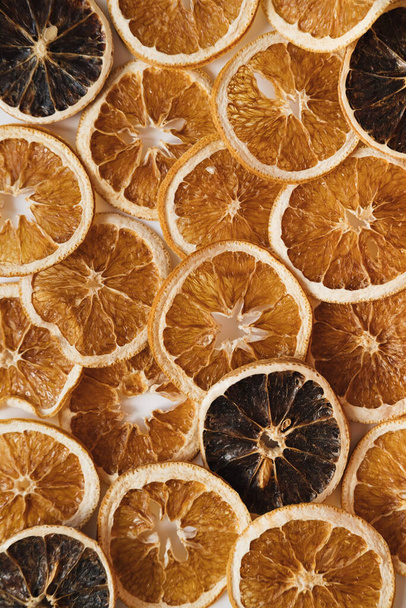 Scheiben trockener Orangen. Muster roher Zitrusfrüchte. Flache Lage, Draufsicht. - Foto, Bild