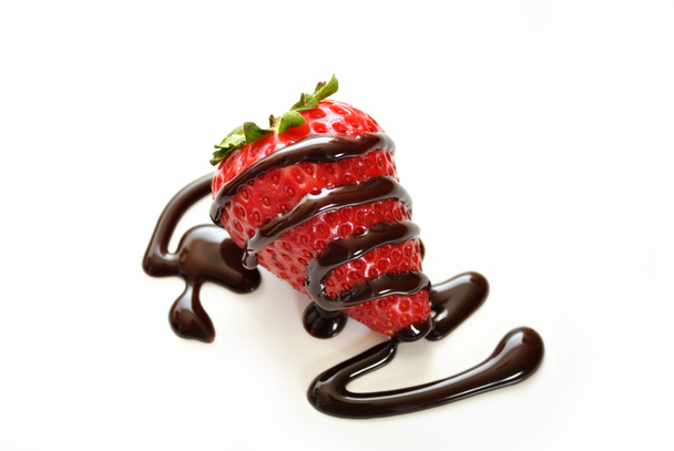 Fresa fresca rociada con salsa de chocolate
 - Foto, imagen