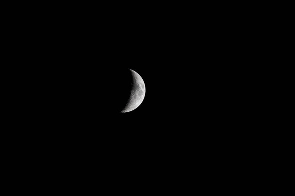 La luna creciente en el cielo negro. - Foto, Imagen