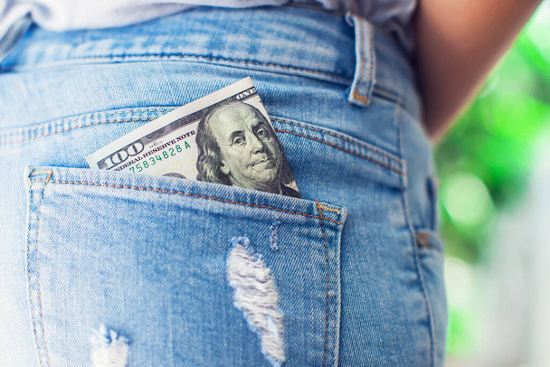 Dollars US dans la poche arrière du jean - Photo, image