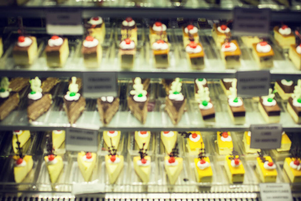 Válogatott sütemények és édességek Deserts Csokoládé Rasberry Vörös bársony vitrinben blured - Fotó, kép