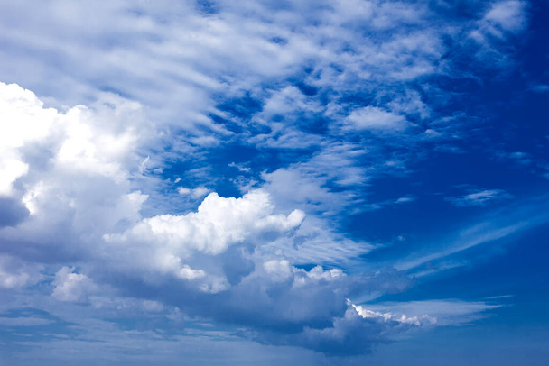 Kauniit pilvet sininen taivas tausta. Luonto sää, pilvi sininen taivas ja aurinko - Valokuva, kuva