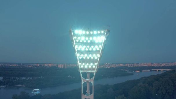 Ligar a torre de iluminação de um estádio de futebol  - Foto, Imagem