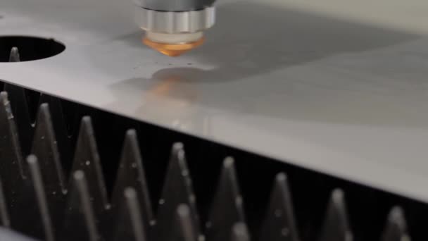 Автоматическая машина лазерной резки, работающая с листовым металлом с искрами - Кадры, видео