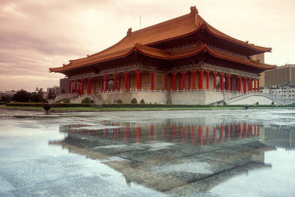Národní divadlo na náměstí Svobody nebo na náměstí Svobody v centru Tchaj-peje na Tchaj-wanu ve východní Asii. Tchaj-wan, Tchaj-wan, květen 2001  - Fotografie, Obrázek