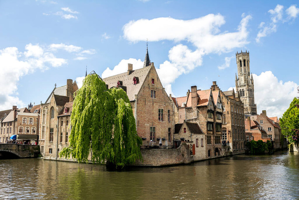 Keskiaikaiset talot kanaalin mukaan kohteessa Brugge, Belgia - Valokuva, kuva
